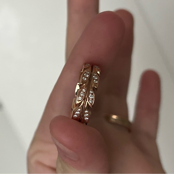 Tiffany & Co Vine Band Ring
in Rose Gold with Diamonds, 6 mm Wide - Picture 4 of 6